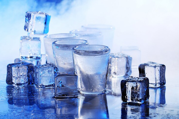 مزایا و معایب نوشیدن آب یخ